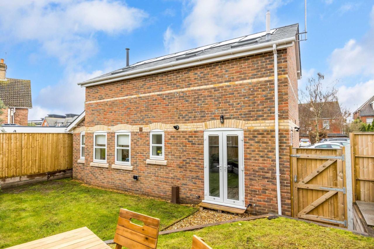 Charlotte Cottage - Minutes from Poole Park, with Feature Log Burner - Ferienwohnung Poole