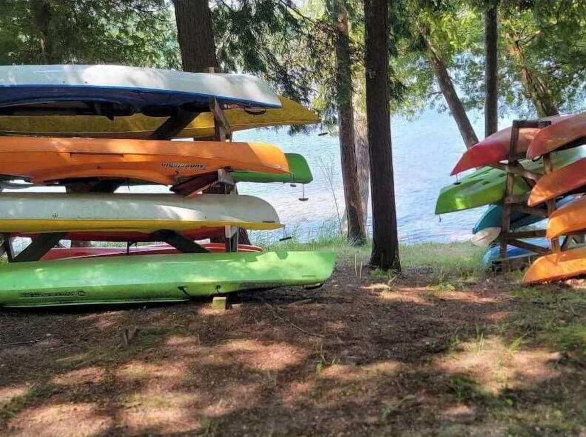 Cozy Clam Lake Waterfront Cottage w Kayaks - B&B Bellaire