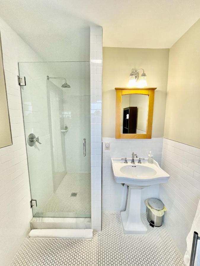 Habitación con cama extragrande.