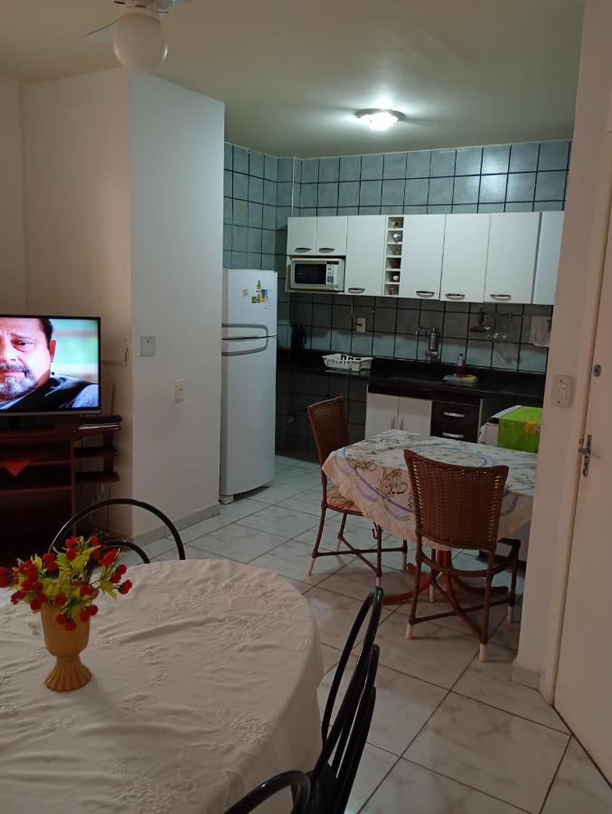 Apto 2q área lateral e churrasqueira próximo ao mar e comercio em geral - Ferienwohnung Guarapari