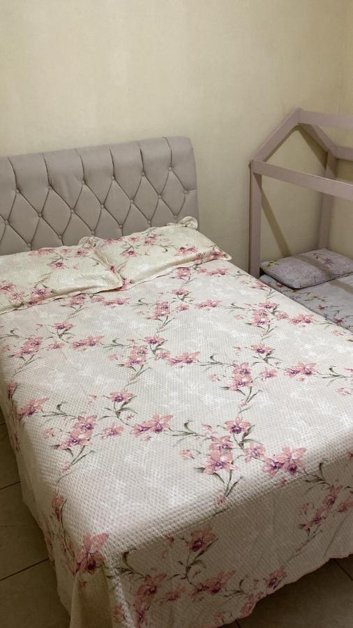 Apartamento de 2 quartos, com ar-condicionado em um deles, e no outro ventilador de teto, cama pras cinco ocupantes e garagem, a 2 km do centro - Chambres d'hôtes Três Rios