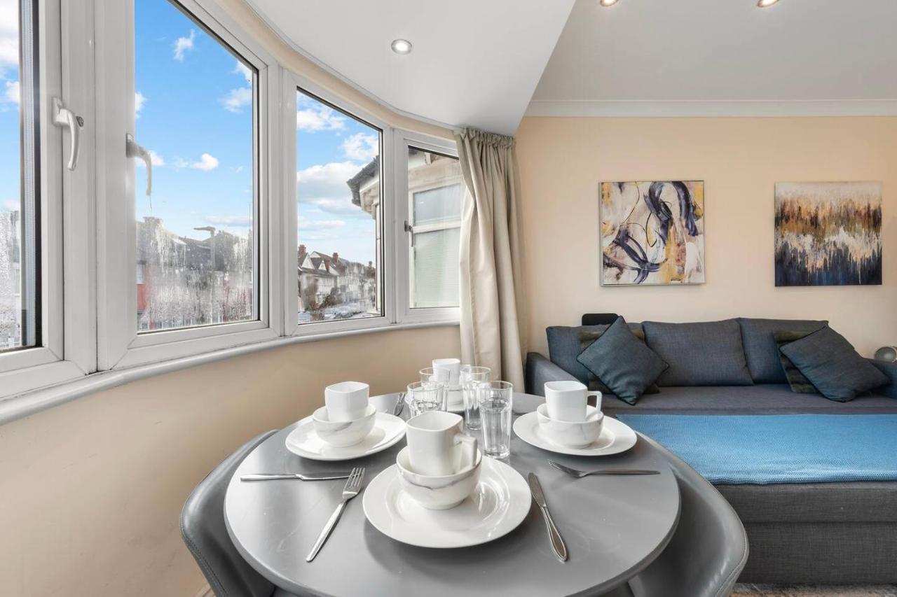 4-Bed London Home | Sleeps 10 | 2 Baths & Wi-Fi - B&B Londra