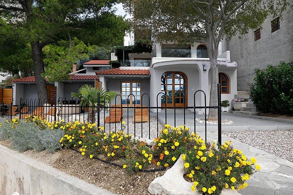 Apartments by the sea Brela, Makarska - 25095 - B&B Brela