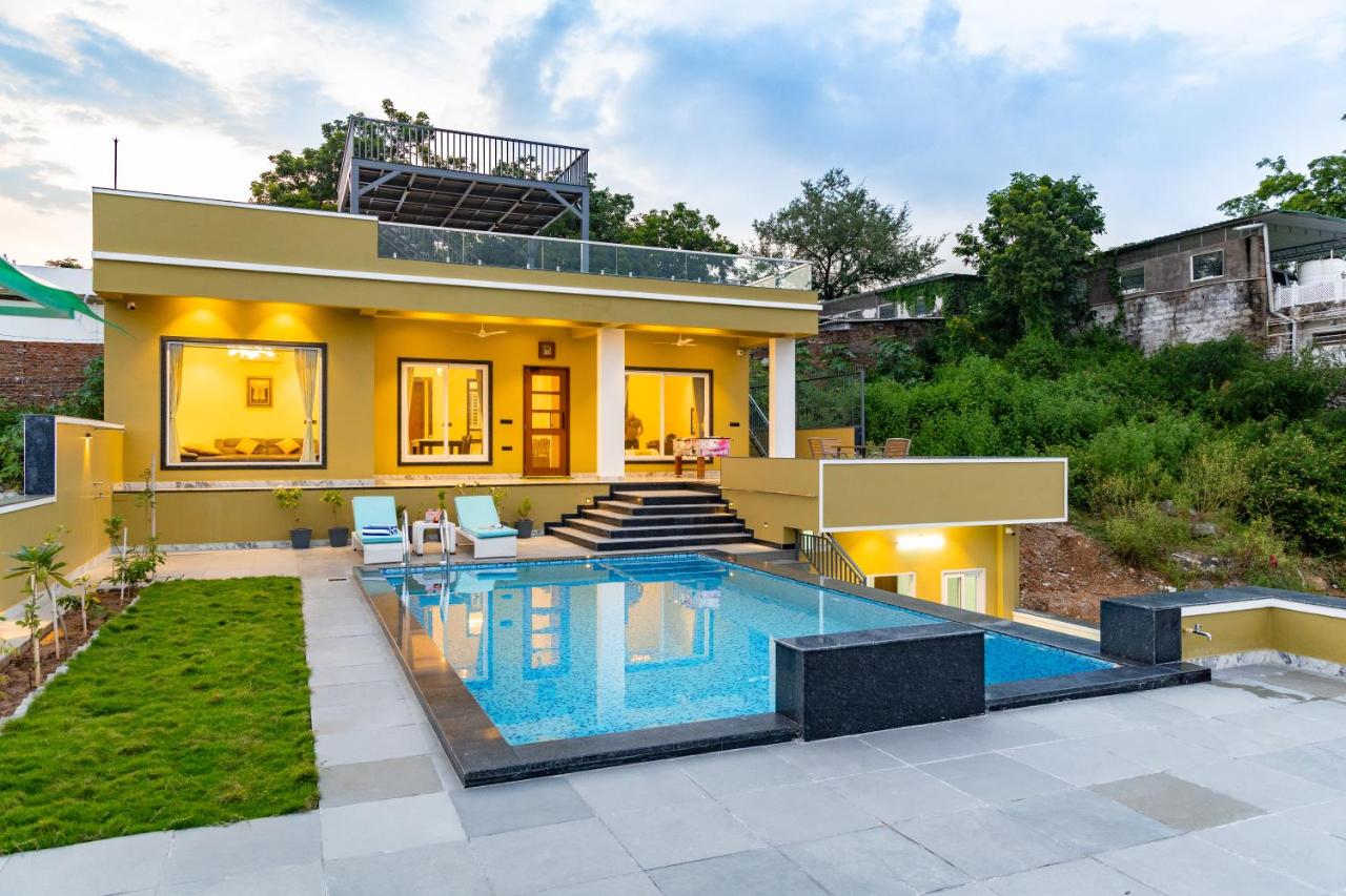 ELIVAAS Signature LakeMount 2-BHK Getaway with Private Pool, Open-Air Gazebo & Terrace At Fatehsagar Lake - Chambres d'hôtes Udaipur