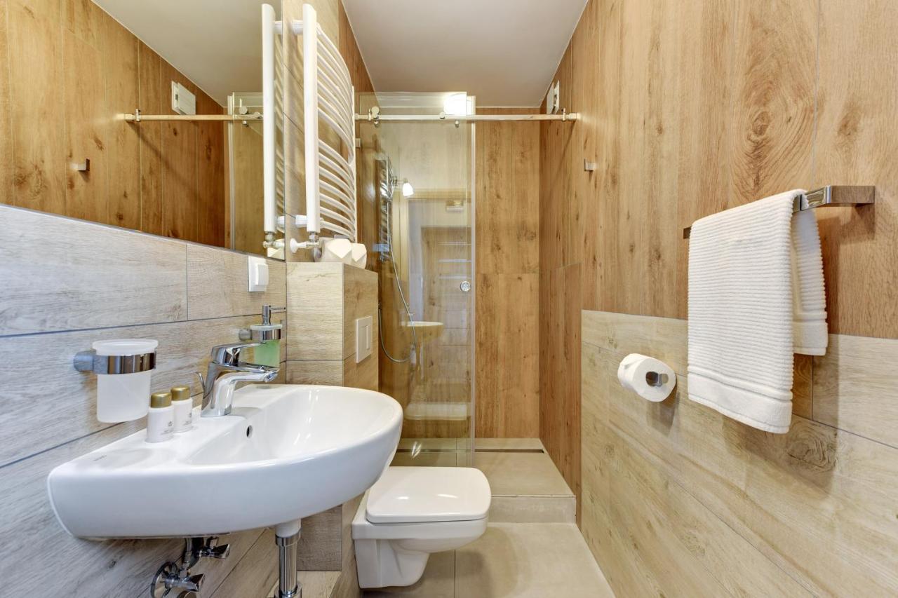 Habitación con cama extragrande y balcón