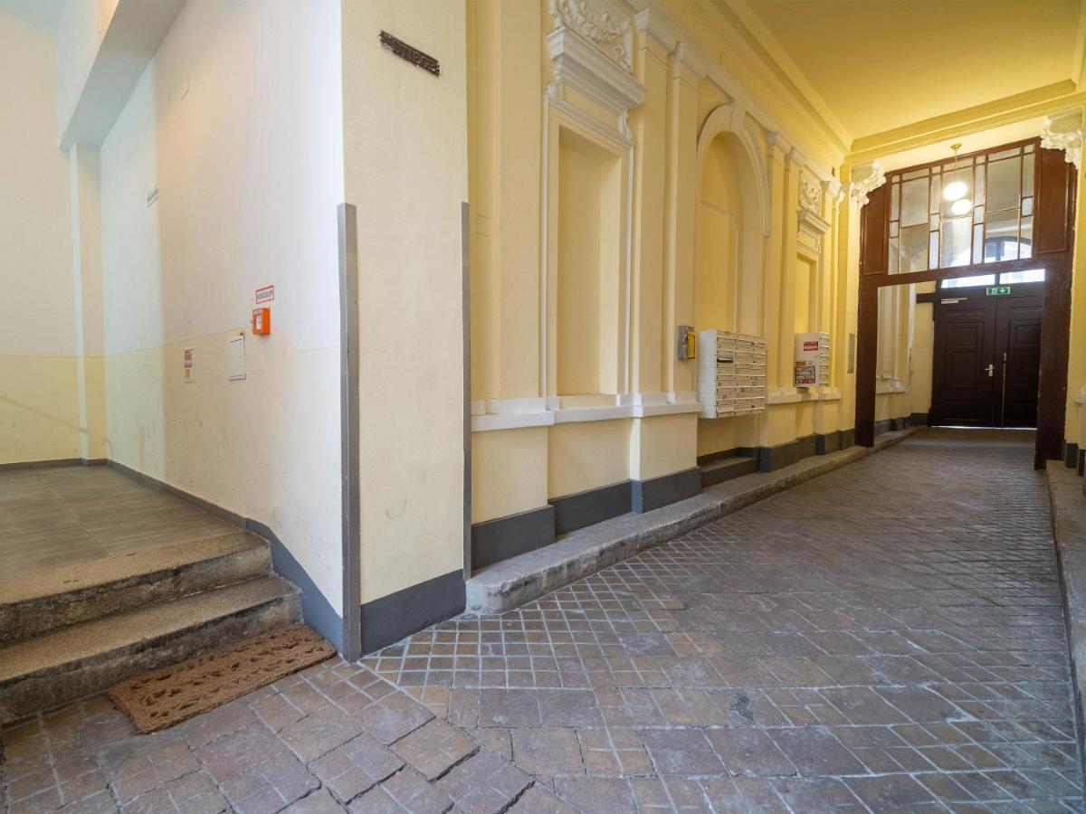3BR Apartment with Balcony near Naschmarkt City Center - B&B Vienna