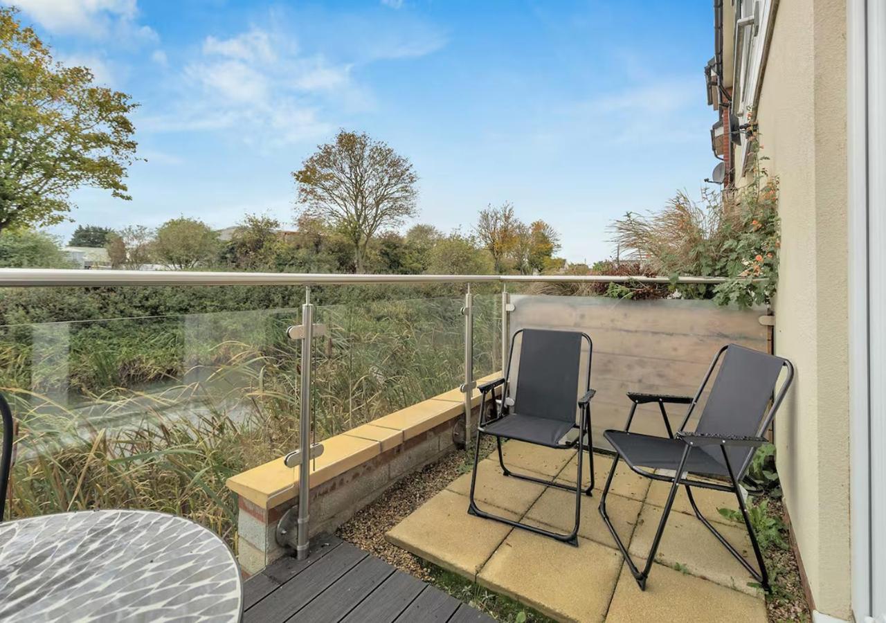 Comfortable 4BR stay in Bourne, Free Parking, Sleeps 7, Families & Contractors Welcome - B&B Bourne