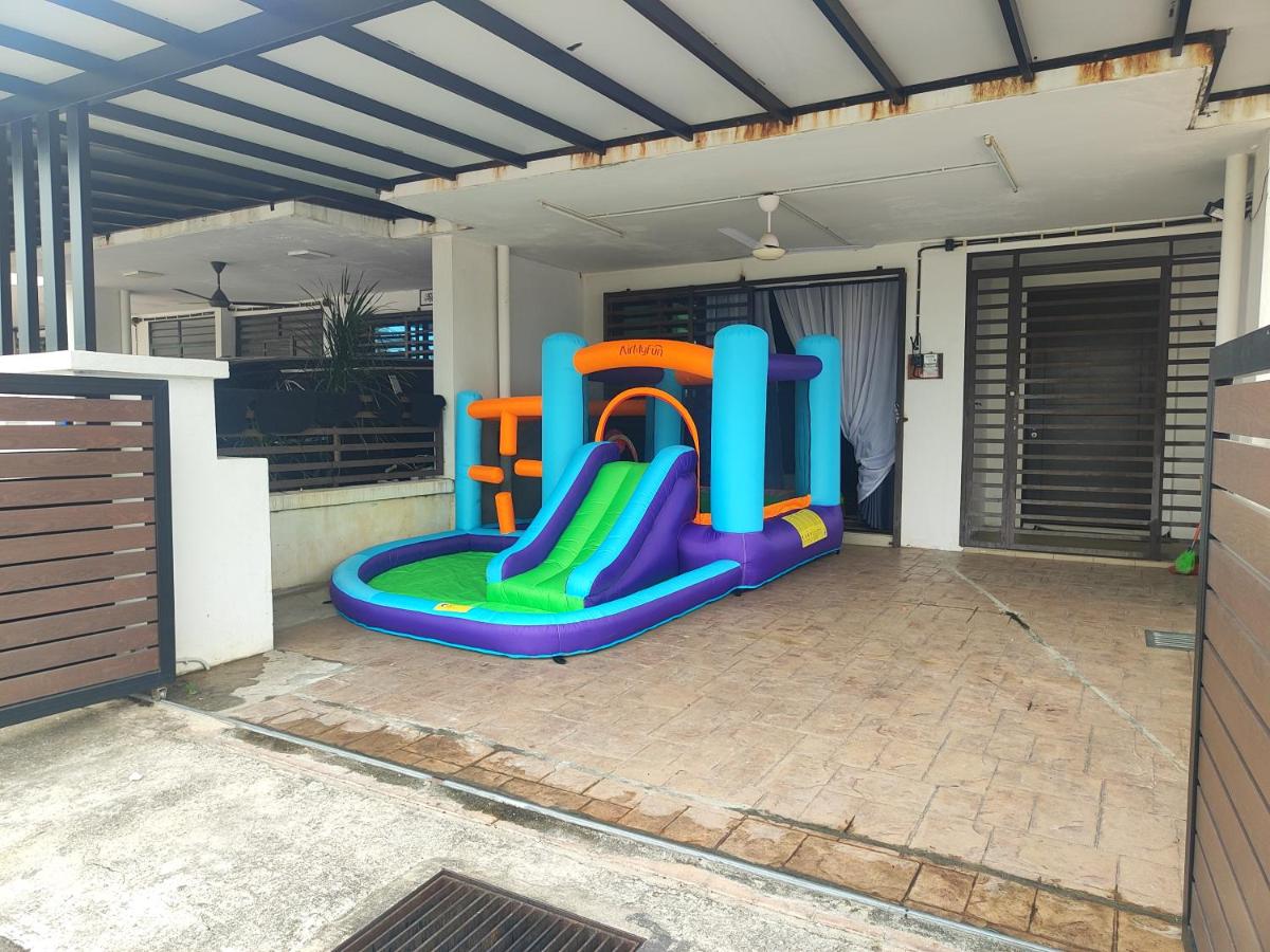 Family House near KLIA - 4BR 12 Beds - Kids Pool - 3 Parking - B&B Sepang