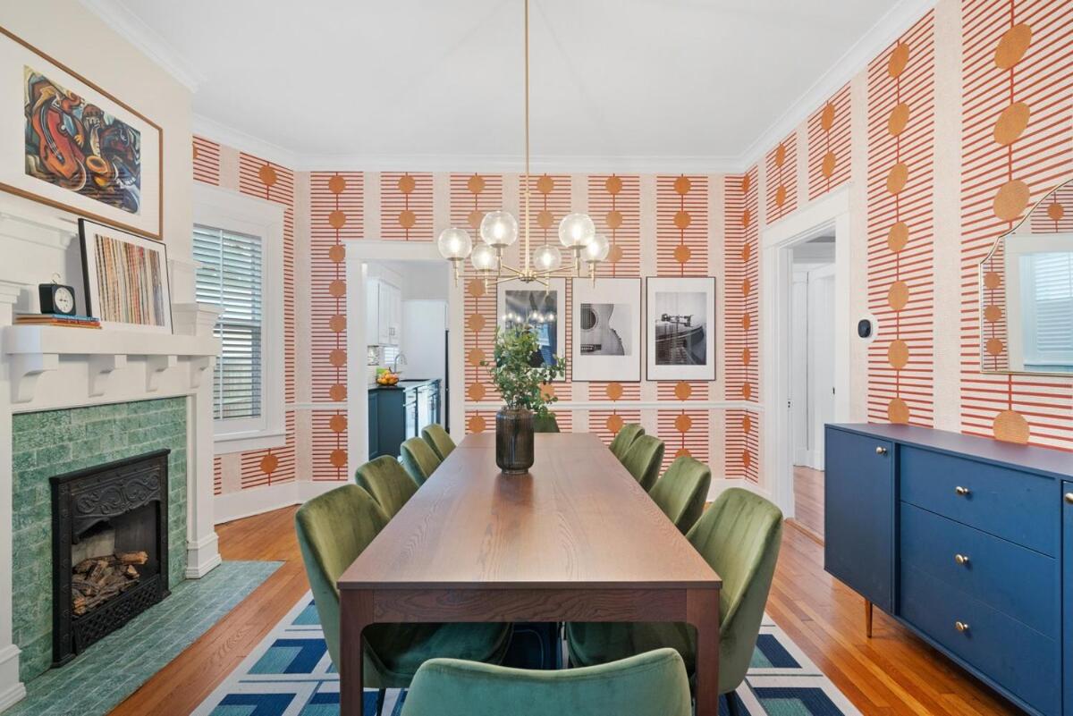 Hot Tub-Pool Table-Big Yard-Cooper Young Bungalow - B&B Memphis