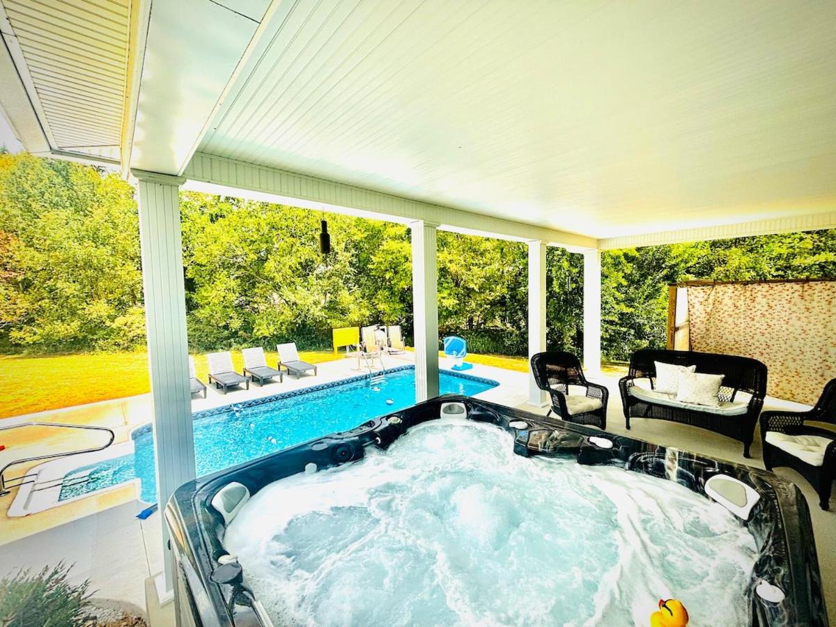 Bourbon Trail Pool & Hot-Tub FUN-ZONE! Game Room! Pool Table! Golden Tee! Ping Pong! Luxurious and Spacious Master Bedroom! Pets Allowed for Fee! - Ferienwohnung Springfield
