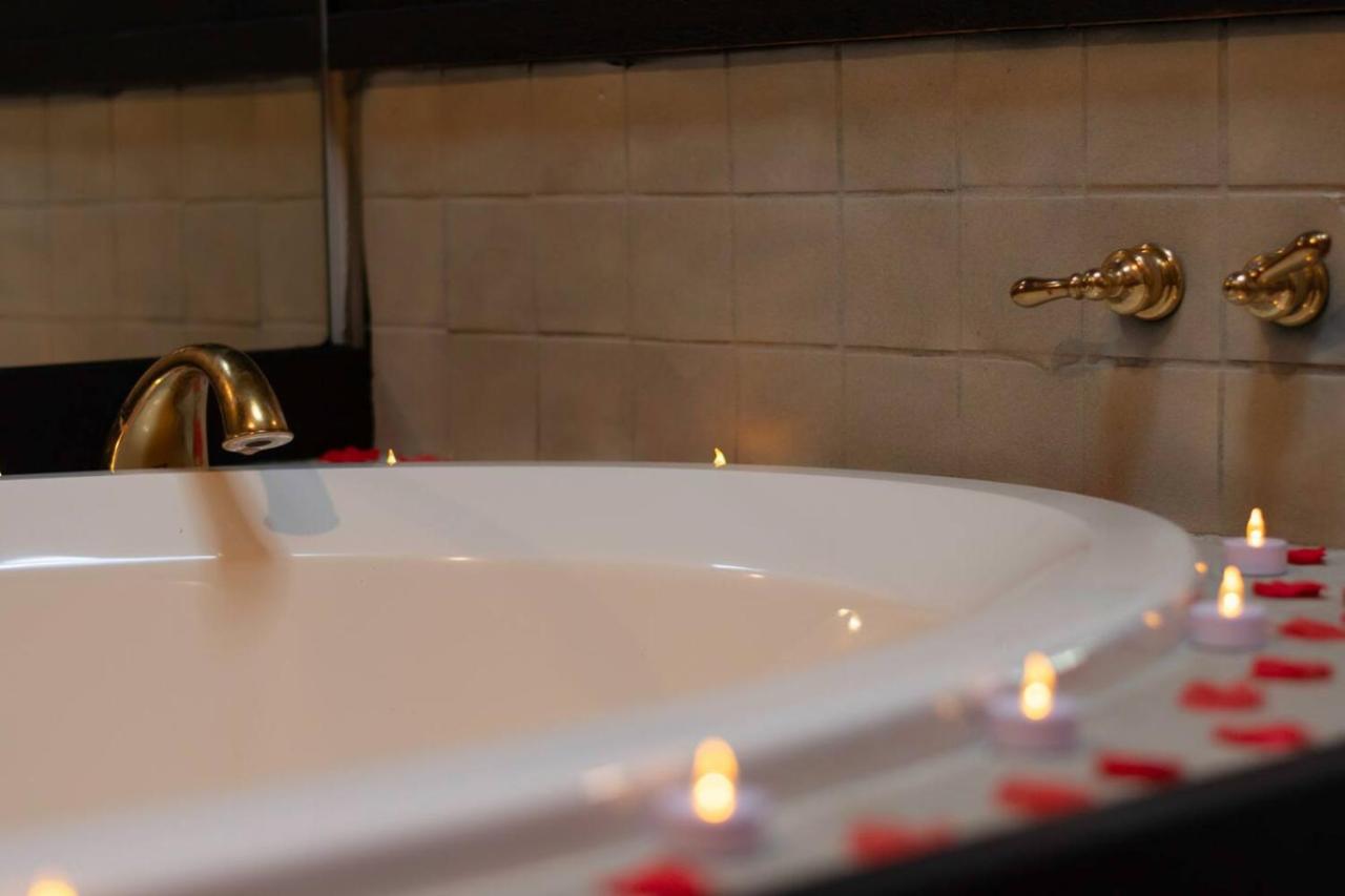 Romantic Getaway Cabin with Jacuzzi - Ferienwohnung Kissimmee