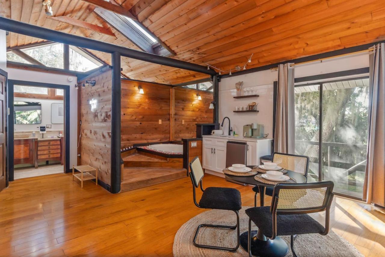 Romantic Getaway Cabin with Jacuzzi - Ferienwohnung Kissimmee