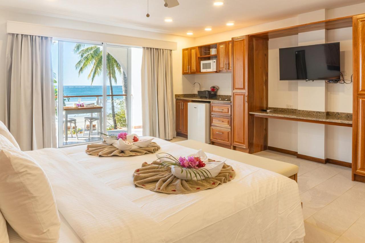 Habitación con cama extragrande y vistas al mar