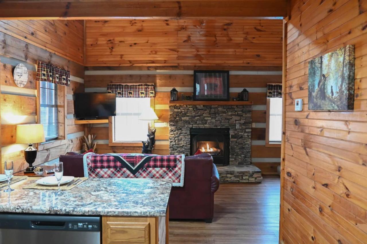 Cuddly Bear New Hot Tub Private Gas Grill Location - B&B Pigeon Forge