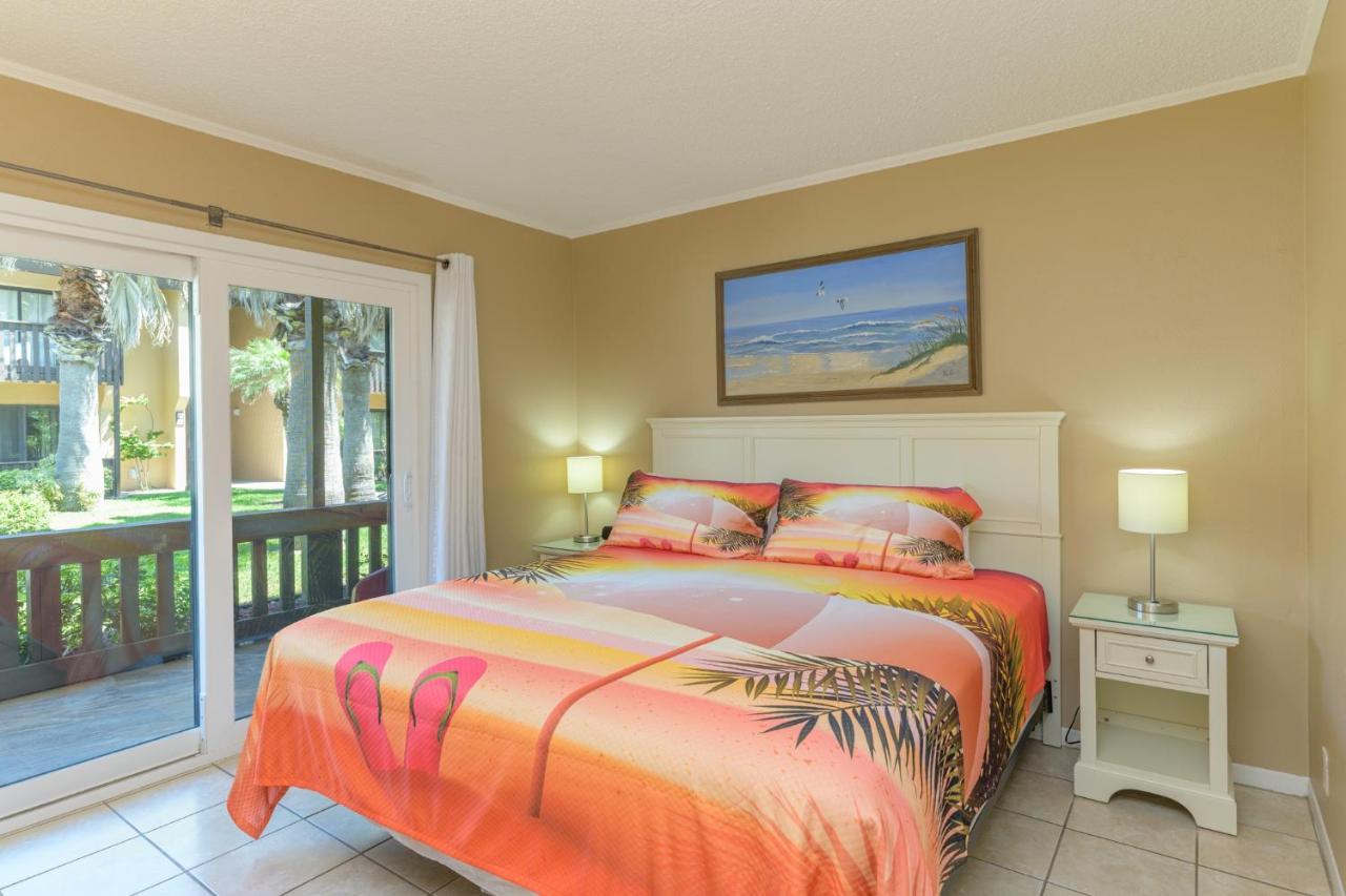 Tiki 149 - Spacious 2BR Condo with Walk-In Shower - Chambres d'hôtes South Padre Island