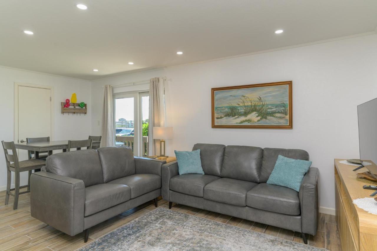 Tiki 136 - Spacious 1BR Condo Sleeps 6 Near Beach - B&B South Padre Island
