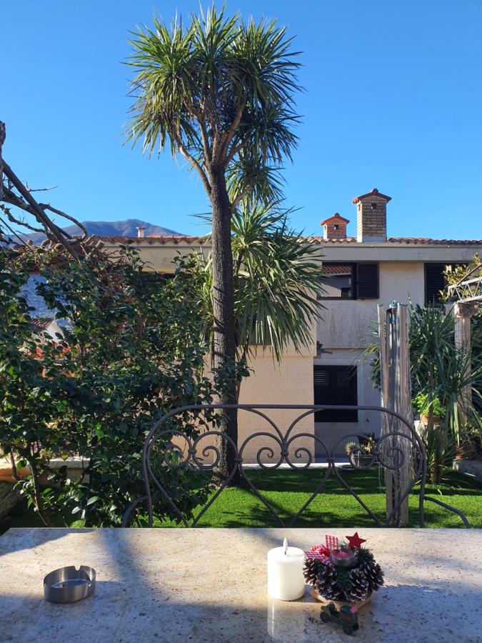 Cozy Studio with a large Terrace and Sea View - B&B Cattaro