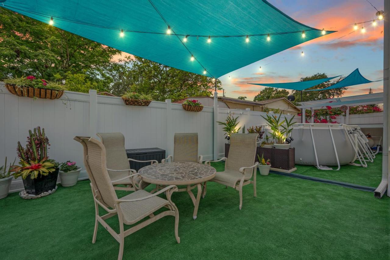 Huge Loft Style 3BR - KING Bed, Pool, WiFi, Washer & Dryer, AC, Free Parking -- IDEAL FOR Medical, Business, Groups, Relocation - near Moffitt Cancer Center and Raymond James Stadium -- Centrally Located - B&B Tampa
