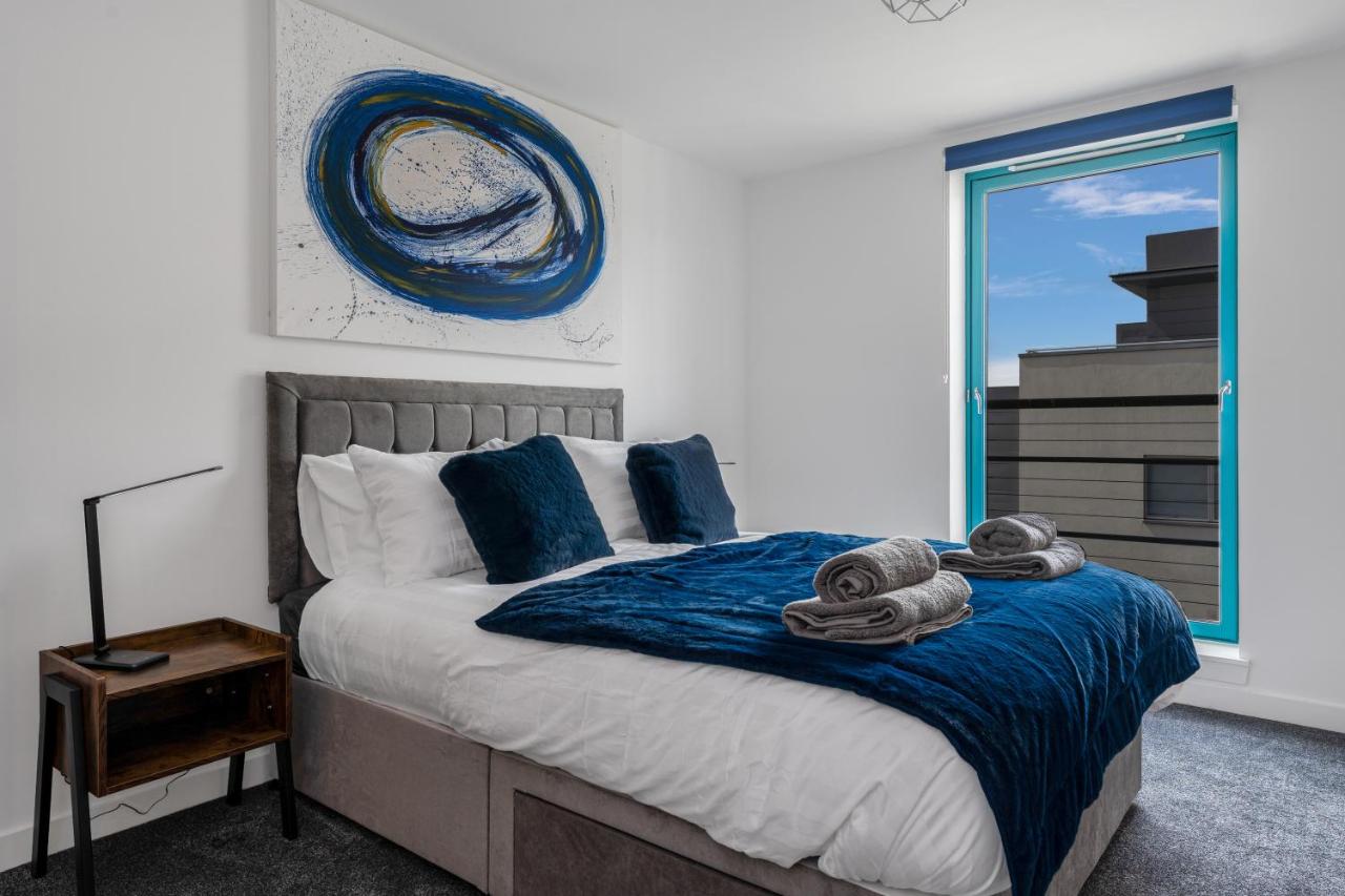 PENTHOUSE - Invoice and REDUCED PRICES only via SUNRISE SHORT LETS DUNDEE, Spacious, Stunning Views, Foosball Table, Central, River Front, V&A, Train Station, City Centre, Lift Access, Free Parking & WiFi and ONLY 3 Mins to STANNERGATE Ports - B&B Dundee