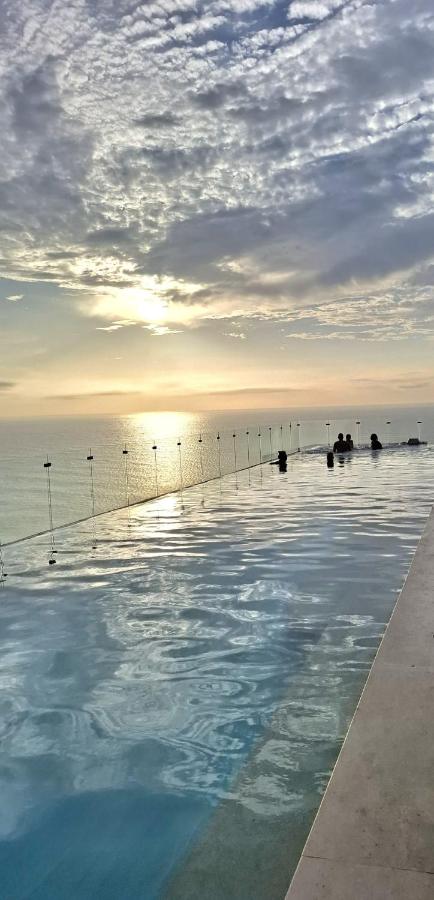 BEACHFRONT Condo - EL CABRERO - FREE Airport pick up - 5 MIN FROM WALLED CITY - B&B Cartagena de Indias