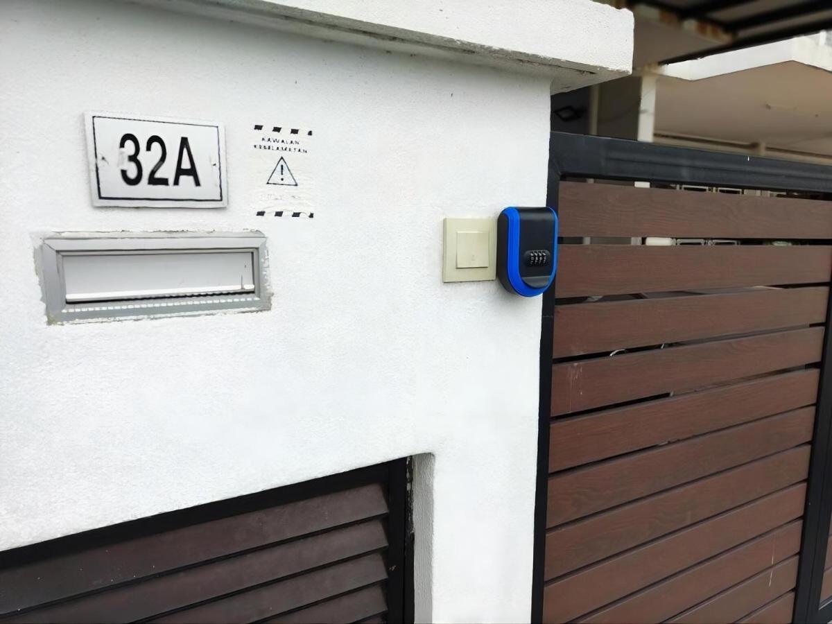 Family House near KLIA - 4BR 12 Beds - Kids Pool - 3 Parking - B&B Sepang