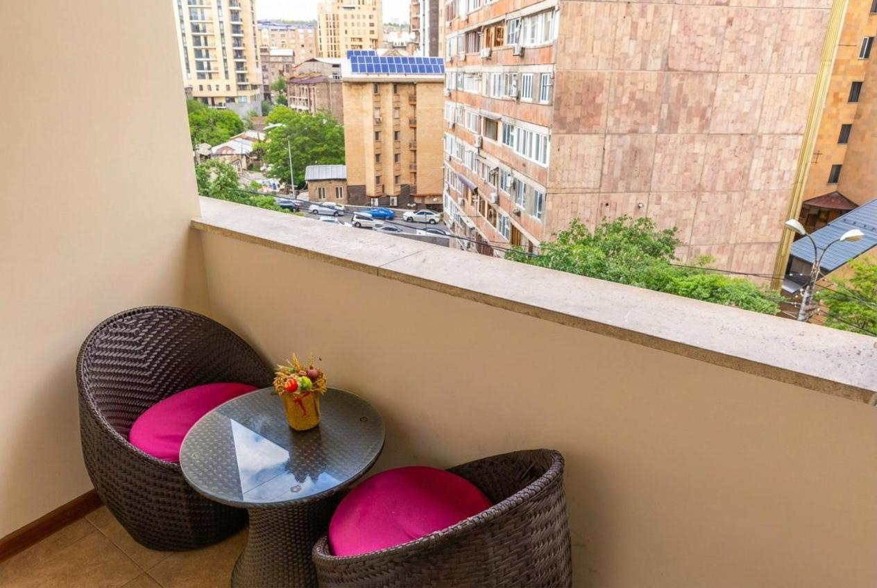 Large 2 Bedroom with Balcony, Saryan street - B&B Jerevan