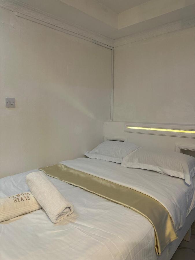 Modern Budget Studio with Workspace, Near Transit - B&B Rungiri