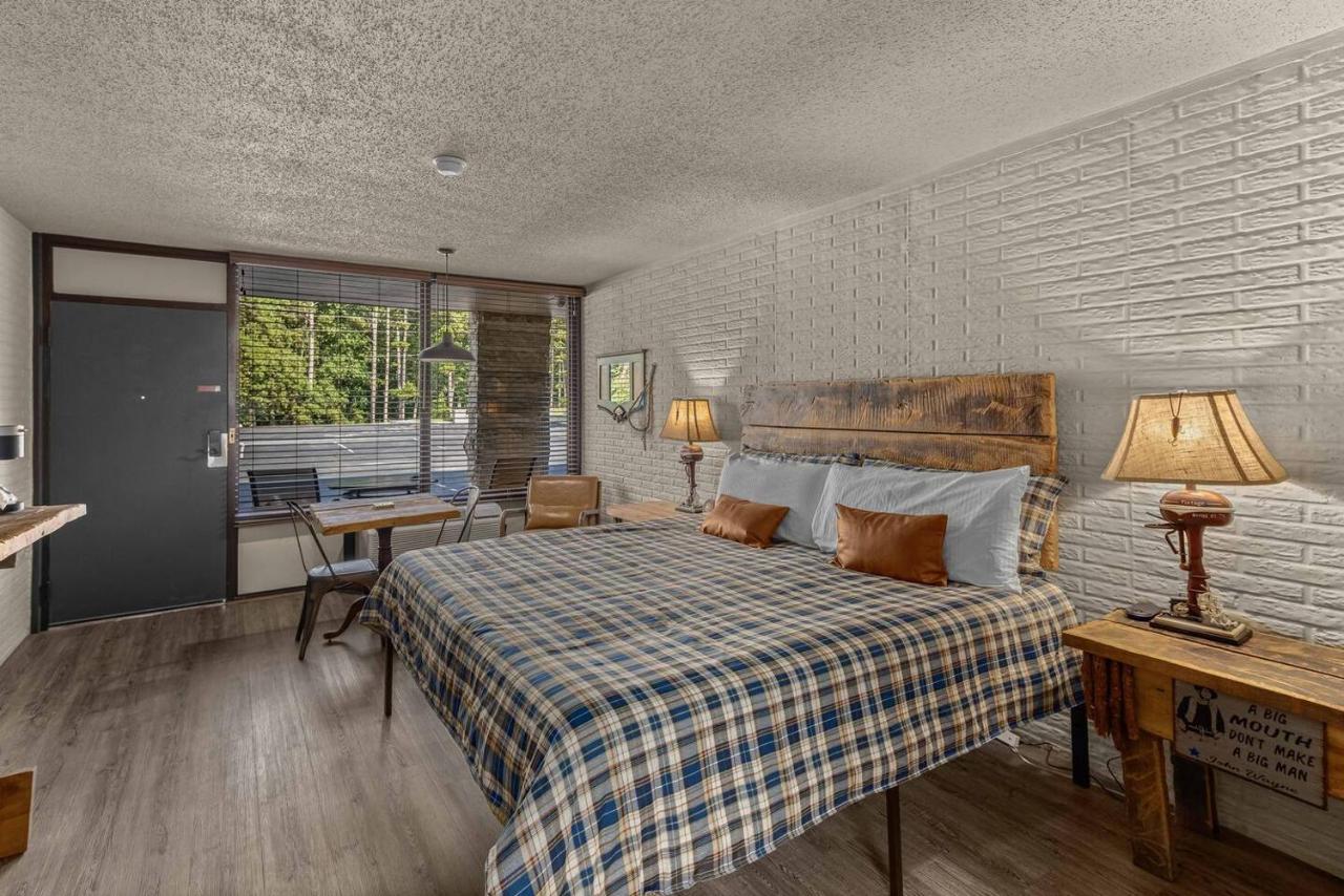 Stonegate Lodge King Bed, 2mi to Historic DTWN Salt Water Pool Room #206 - Chambres d'hôtes Eureka Springs