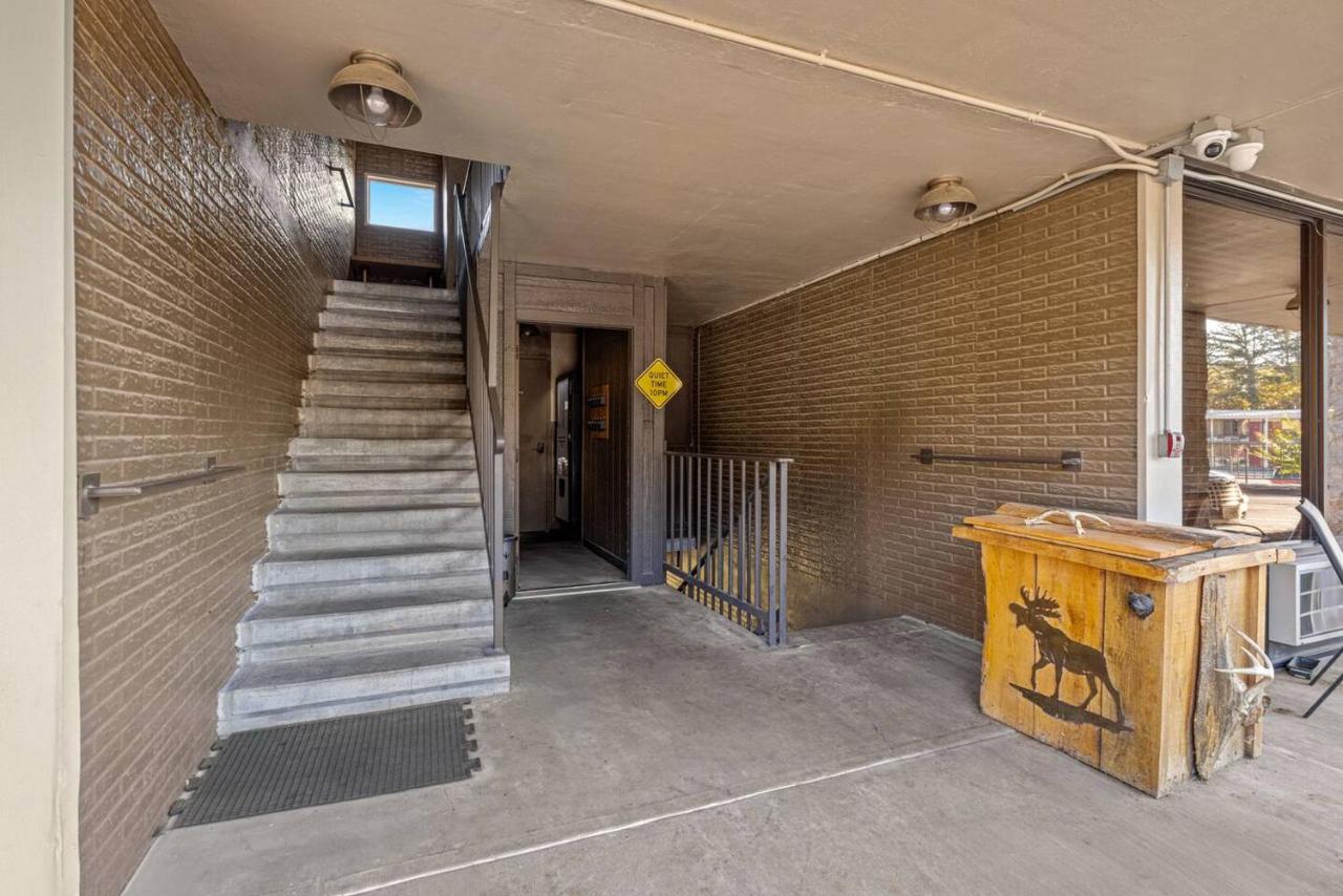 Stonegate Lodge Saltwater Pool 2 Queen Beds Firepit Fast WiFi Room #307 - B&B Eureka Springs