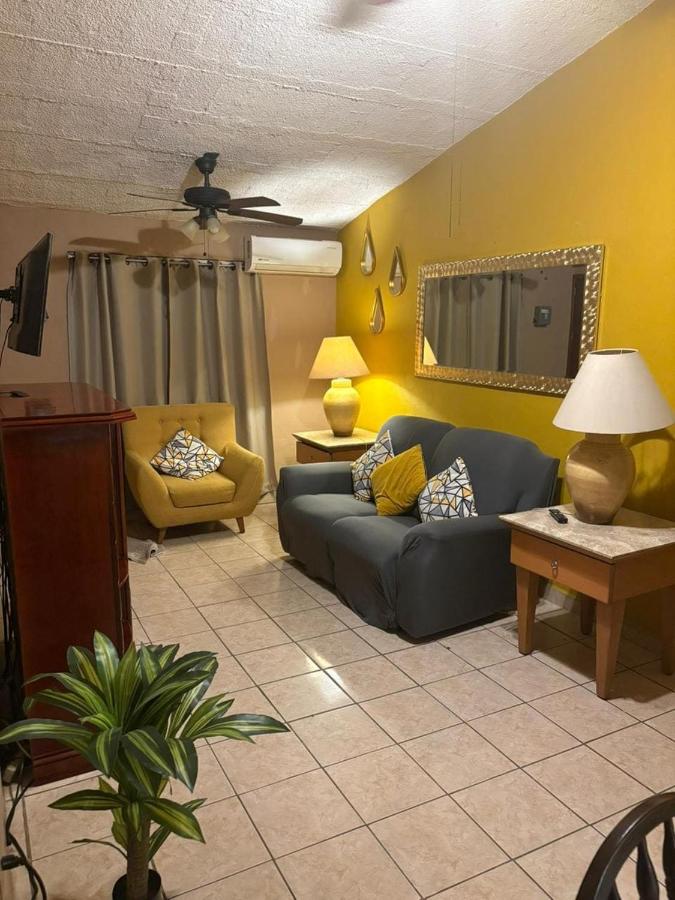 Central Family Apartment with Air conditioning and Hot Water