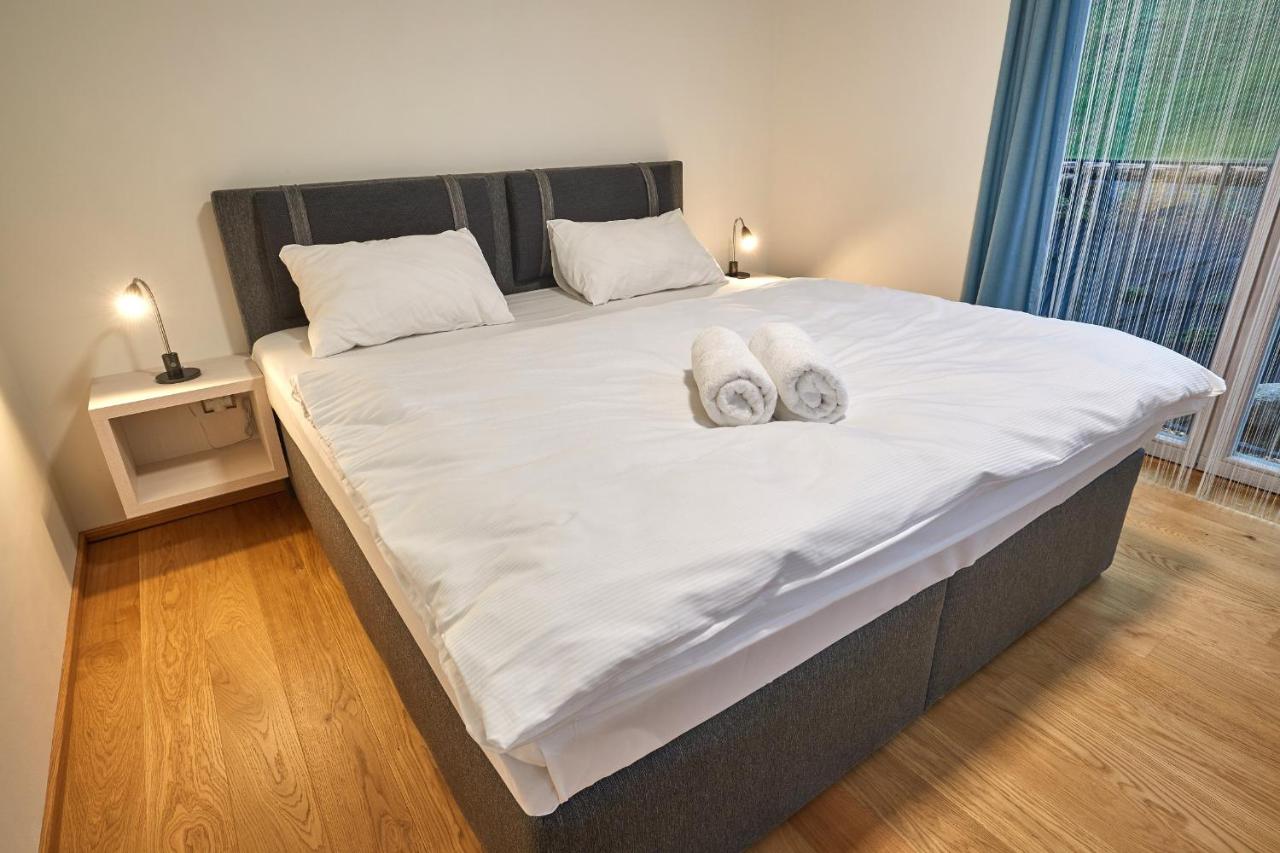 One-Bedroom Apartment M