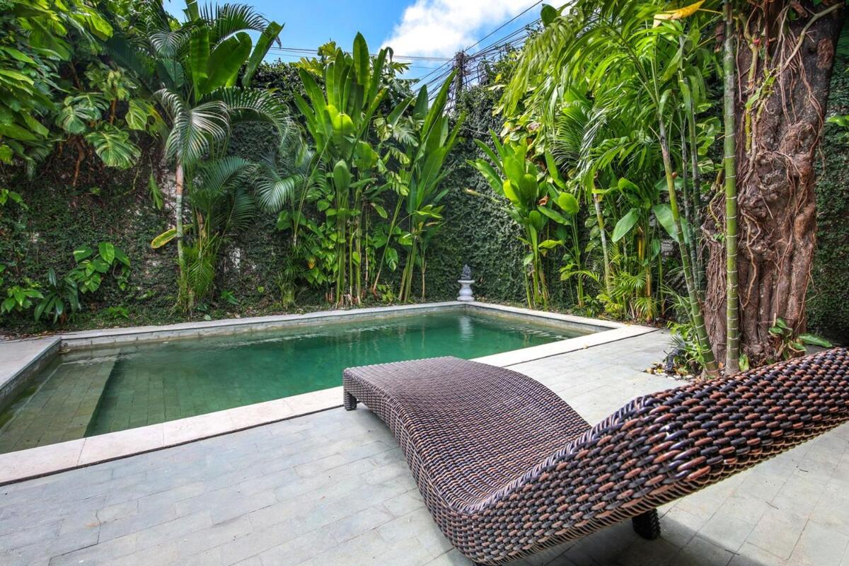 Legian Beach Villa - 3-room open villa, private pool, near the beach, Netflix - B&B Legian
