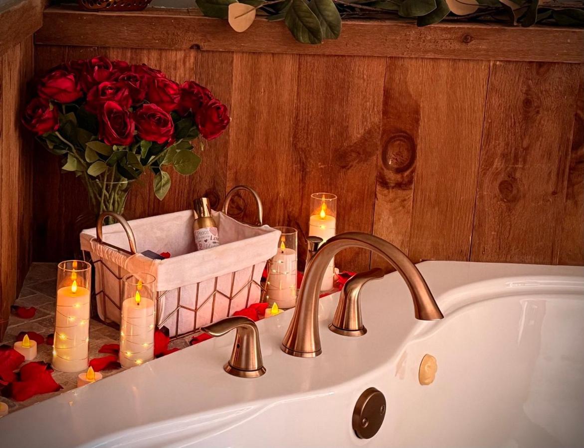 Romantic A-frame HeartJacuzzi Firepit Kayaks - Chambres d'hôtes Warsaw