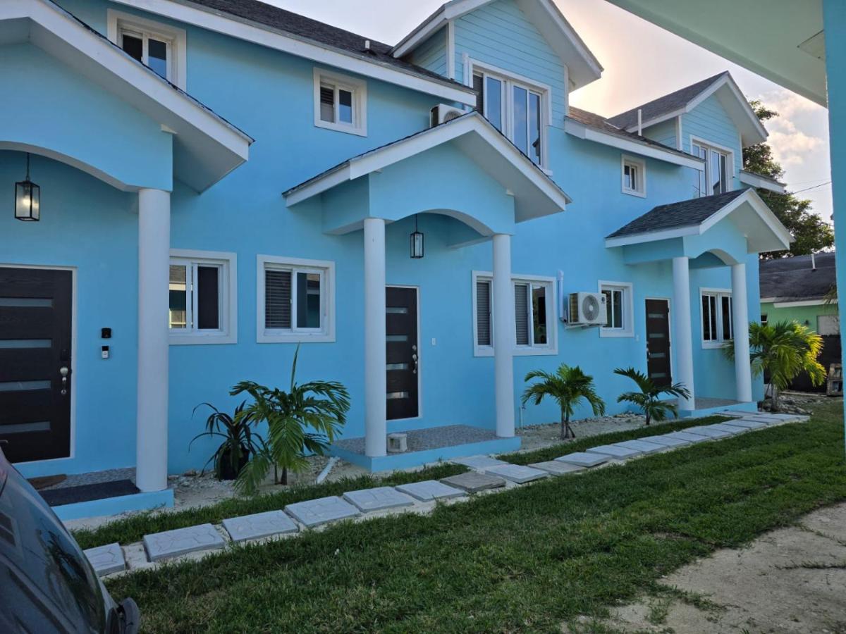 Tropical Oasis Townhouse Minutes from Airport & Beach - Chambres d'hôtes Nassau