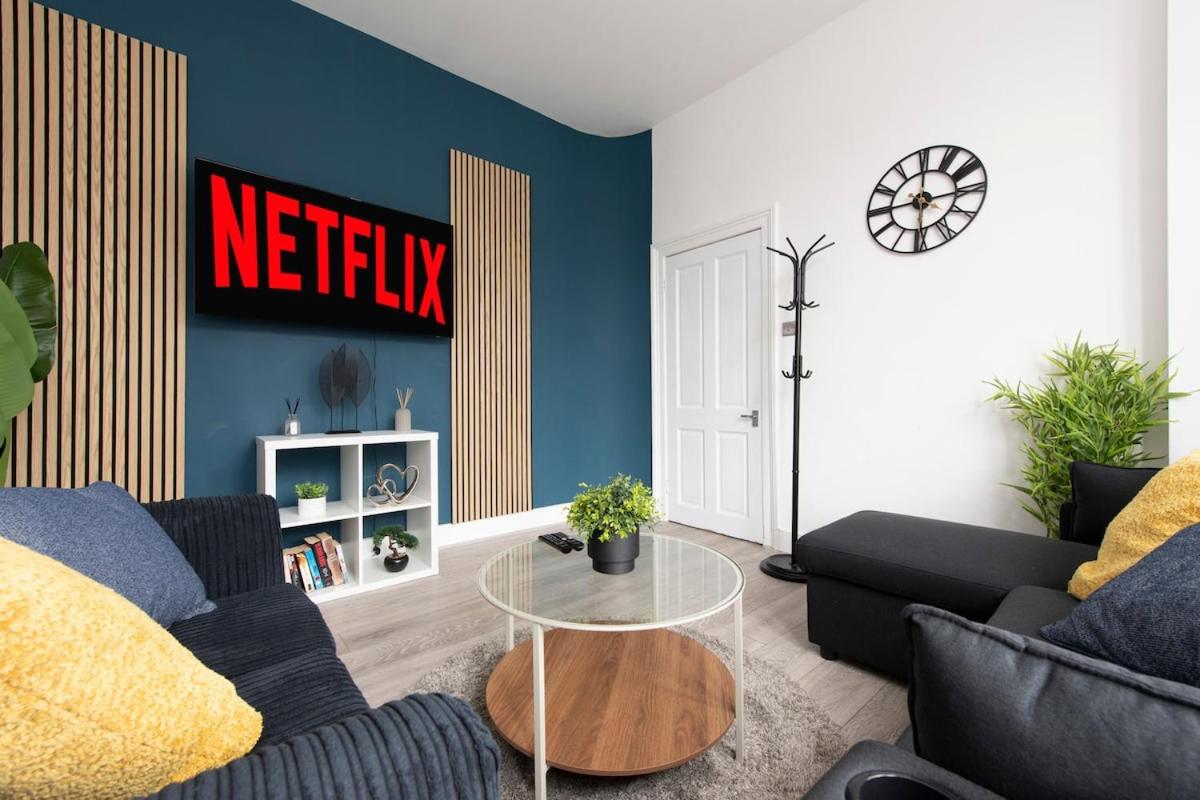 Comfort Meets Style, 4-Bedroom Home with All Essentials, Tottenham, Free Parking, Sleeps 12! Contractor & Group Friendly! - Chambres d'hôtes Londres