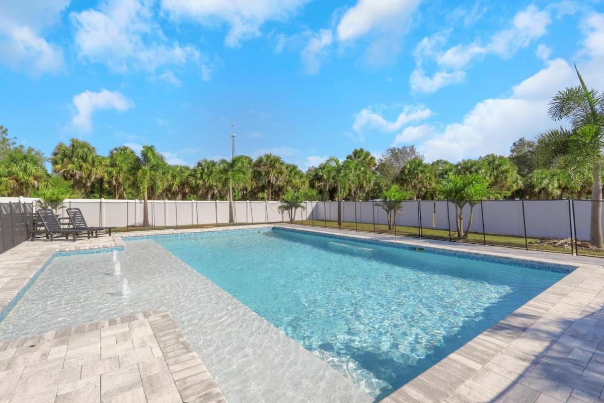 Spacious 4BR Home with Heated Pool & Pickleball Court - Ferienwohnung Naples (Florida)