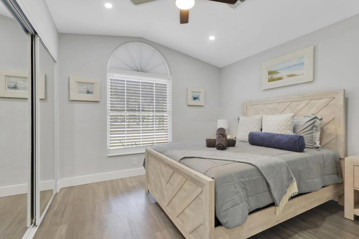Spacious 4BR Home with Heated Pool & Pickleball Court - Ferienwohnung Naples (Florida)