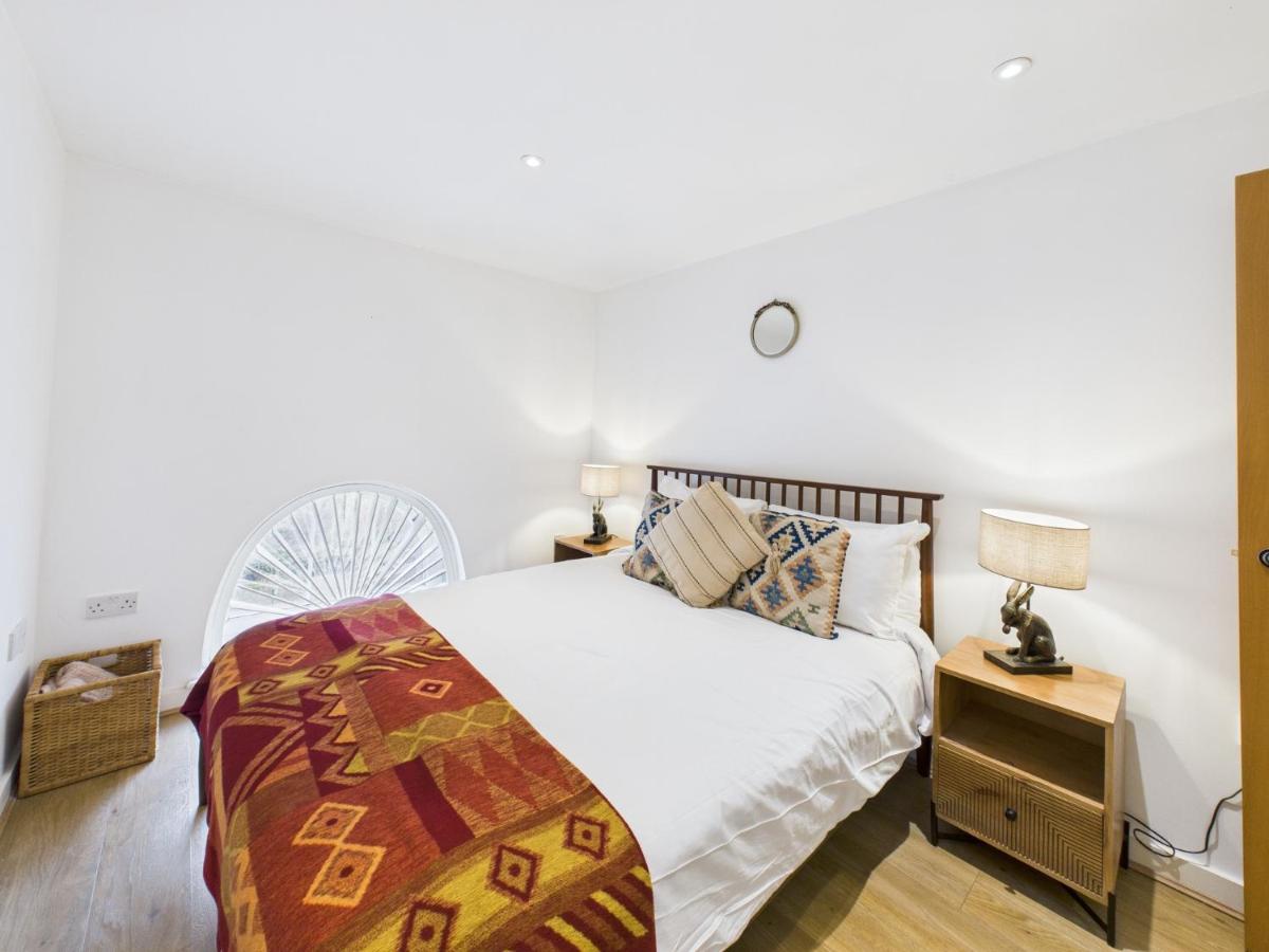 Wild Roses Serviced Apartments - City Airport - Chambres d'hôtes North Woolwich