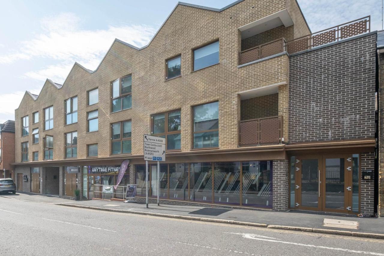 Multiple 2-Bedroom Apartments near Harry Potter Studios - 2-Minute walk to Bushey Station - 20 Minutes to London Euston - Ideal for Families & Business - Free Parking - Chambres d'hôtes Watford