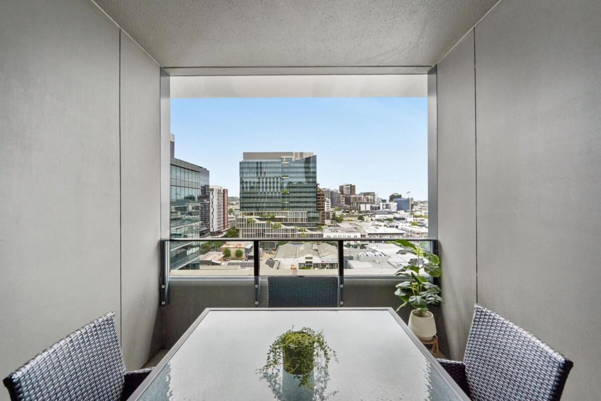 Modern 2 Bedroom Apartment - Short stroll to James St - B&B Brisbane