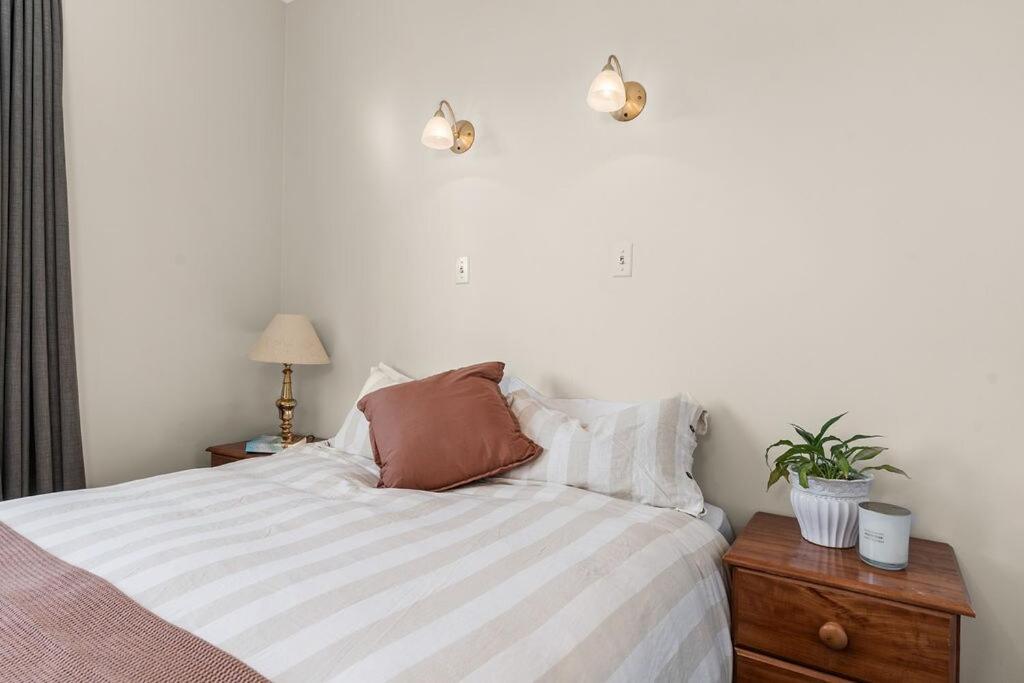Cologne St Mid-Century Gem - B&B Martinborough
