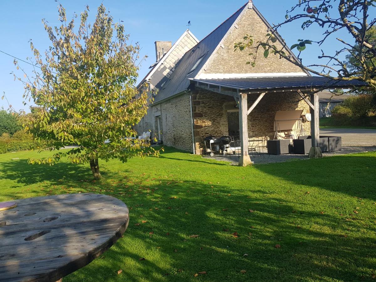 les saisonnières 18 personnes avec piscine - B&B Céaux