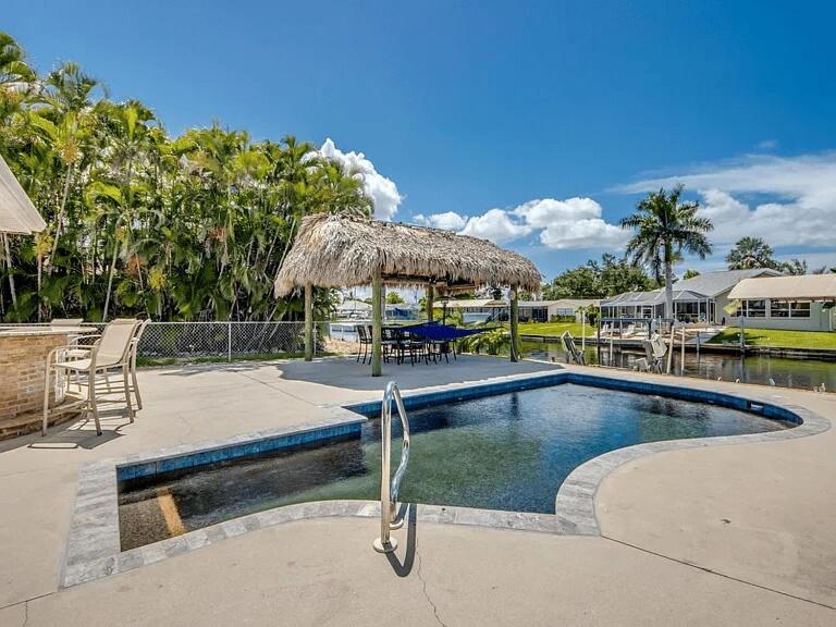 Casa Tiki - Pool, Spa, Dock, Tiki Hut, Bar & BBQ - Bed and Breakfast Cape Coral