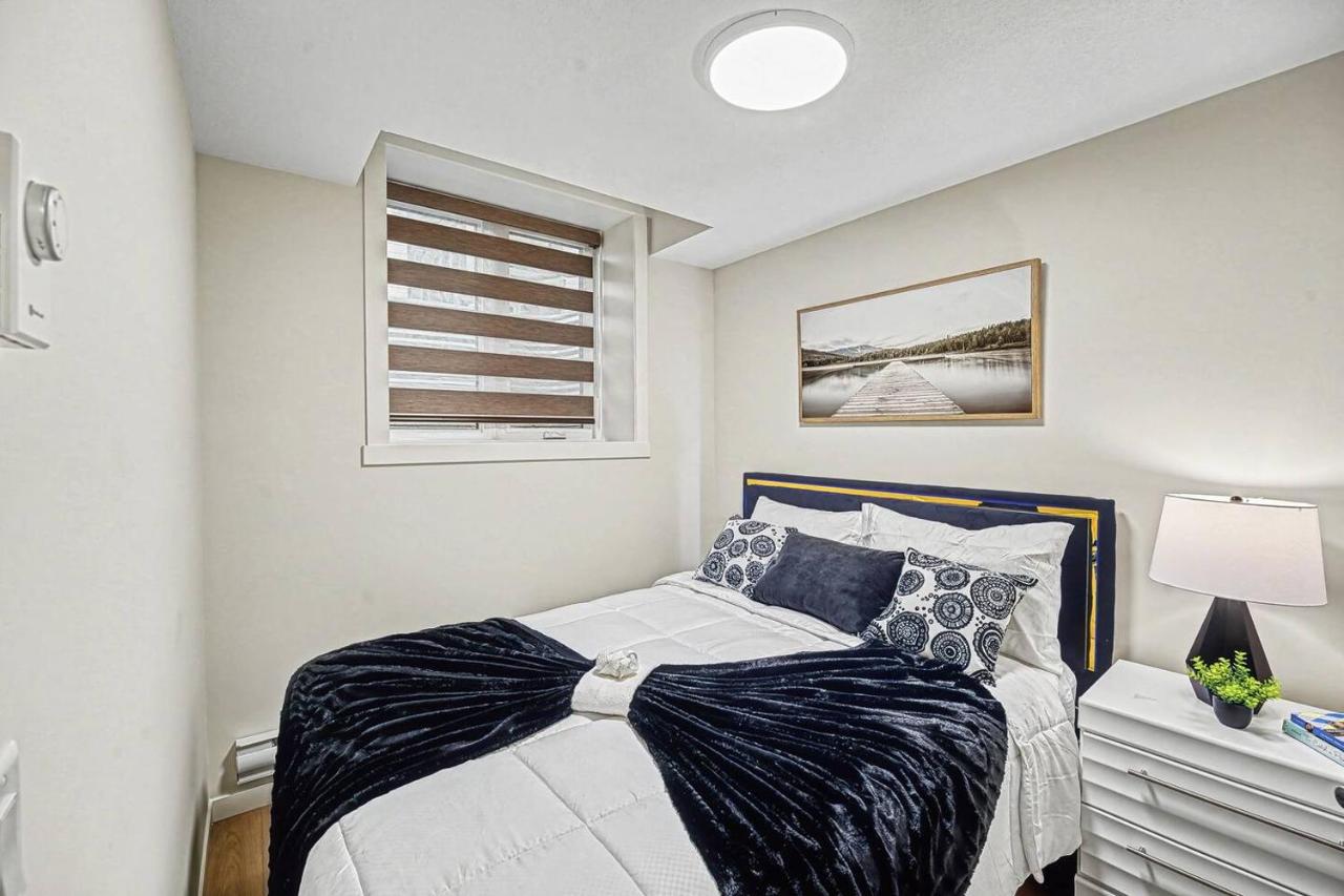 Stylish 2BR Townhome - Near YYC Airport - Free Parking Calgary - B&B Calgary
