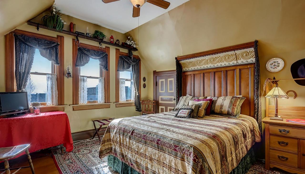 Queen Room with Shared Bathroom