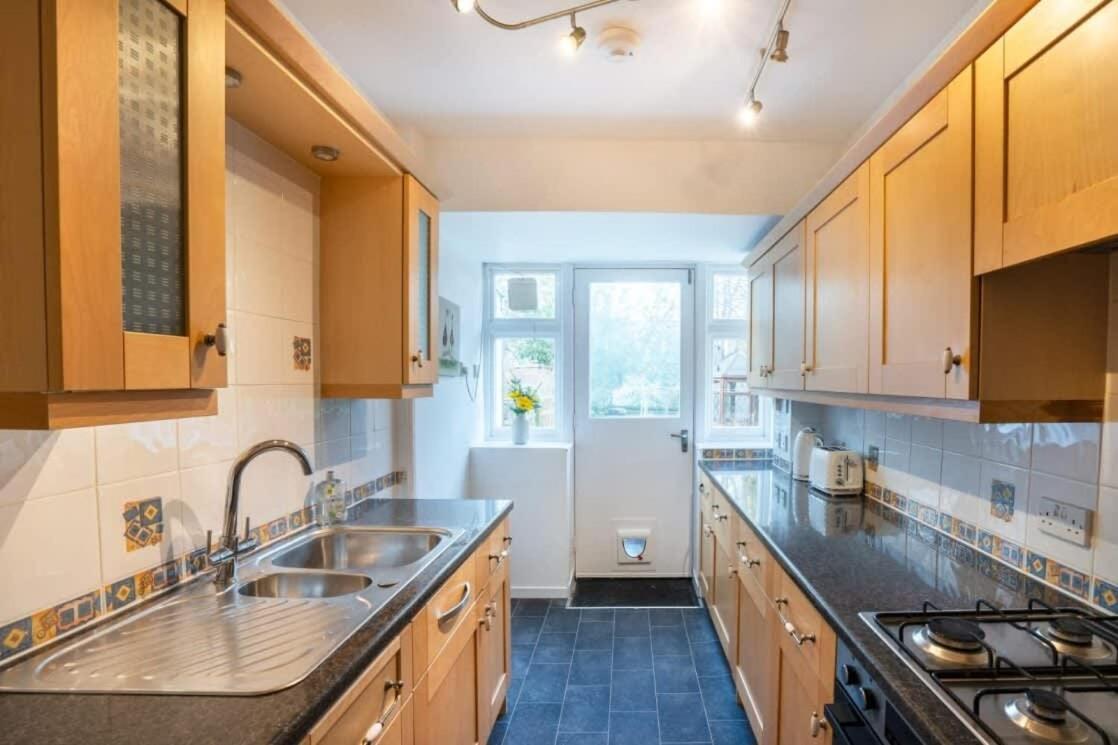 10-min to City Centre 2 Bedrooms Sleeps4 with Free Parking Garden & WiFi - B&B Aberdeen