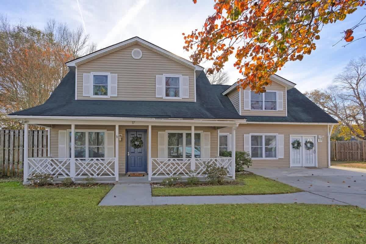Family & dog-friendly house w pool & entertainment galore! Halfway to Downtown Savannah and Tybee Beach - B&B Savannah