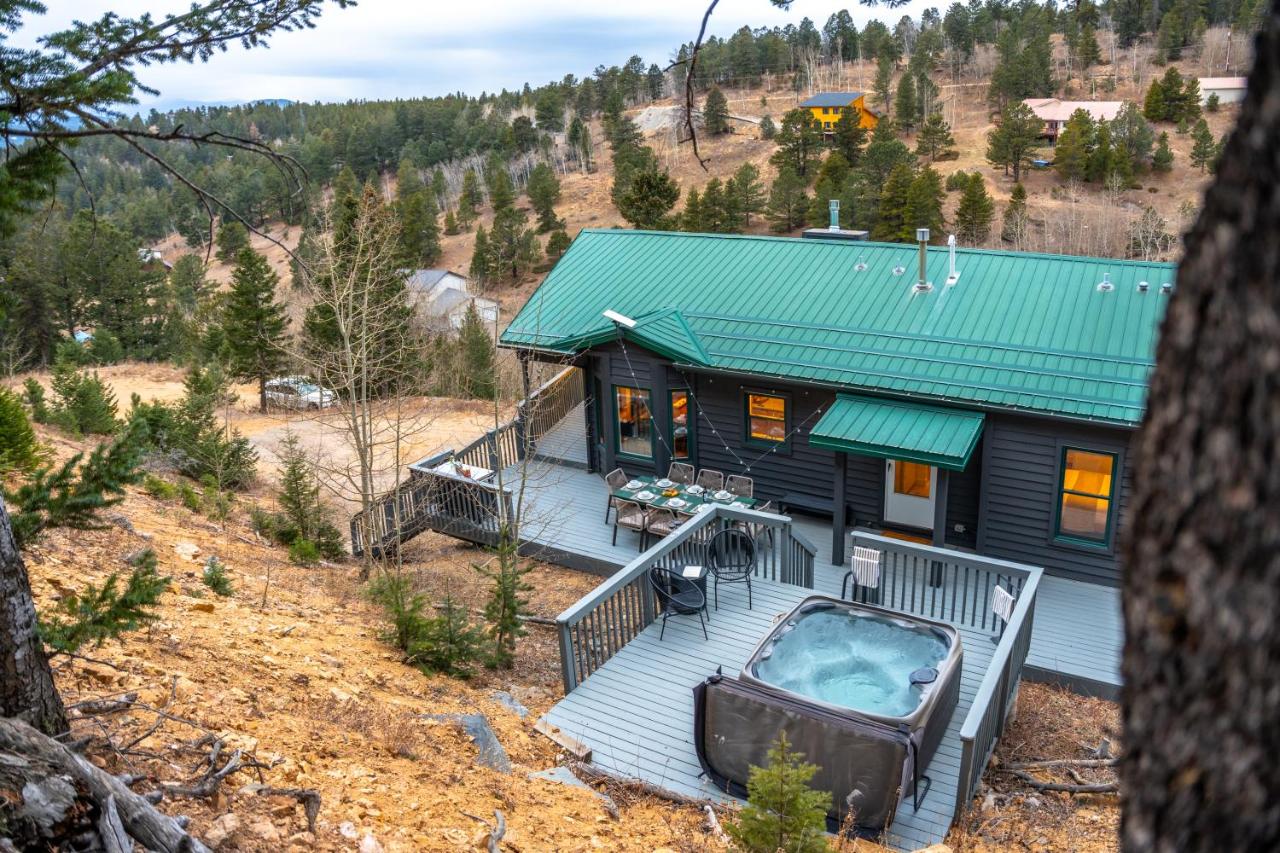 Mountain View Retreat - Game Room, 2 Living Areas, Hot Tub, Fire Table - Bed and Breakfast Black Hawk