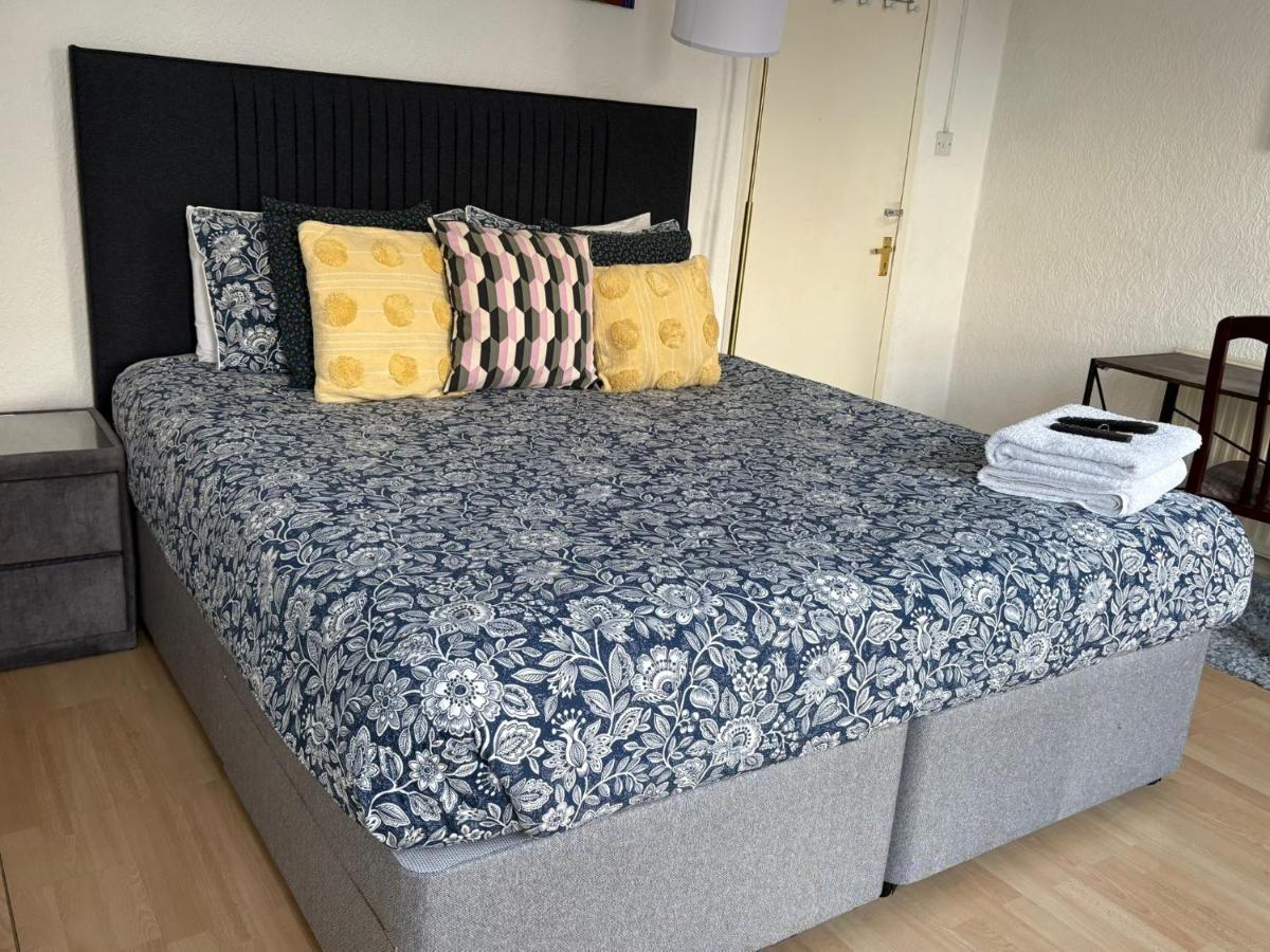 96 Ensuite Bedroom with Bathroom - Ferienwohnung Edmonton