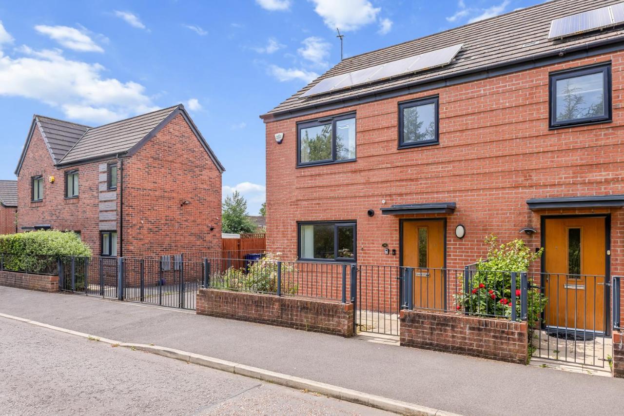 NEW Modern Townhouse Holiday Home Free Parking - Chambres d’hôtes Manchester